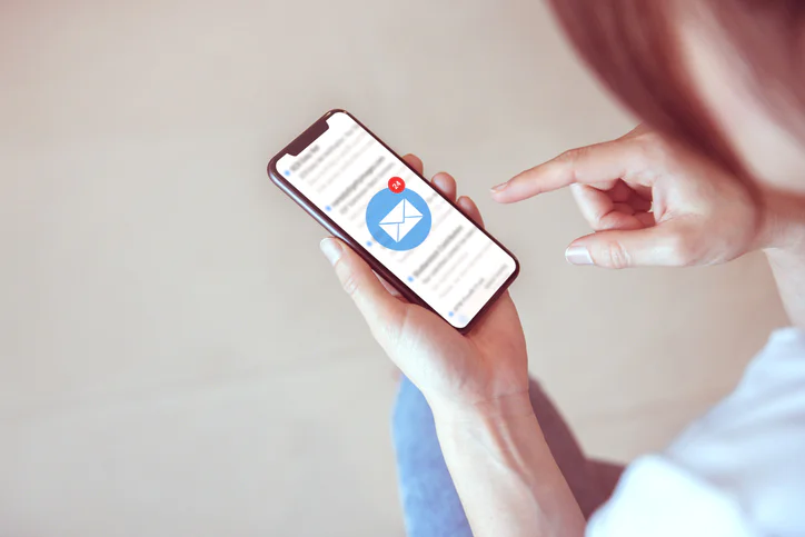 Woman recieve inbox view the pending e-mail communication